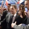 Carla Bruni-Sarkozy se tient au côté de son homme Nicolas Sarkozy lors du meeting de ce dernier à Toulouse le 29 avril 2012