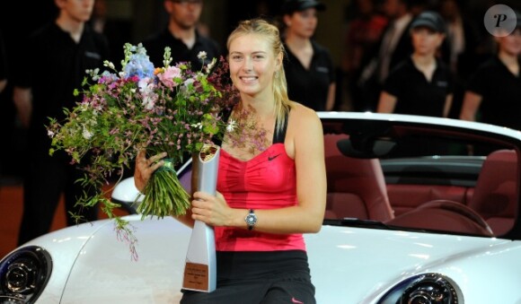 Maria Sharapova avec un bouquet de fleur et le vase en forme de tophée, ou l'inverse, le 29 avril 2012 à Stuttgart après sa victoire en finale sur Victoria Azarenka (6-1, 6-4)