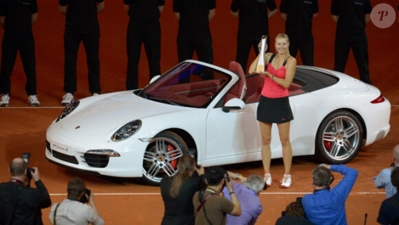 Maria Sharapova et son nouveau bolide le 29 avril 2012 à Stuttgart après sa victoire en finale sur Victoria Azarenka (6-1, 6-4)