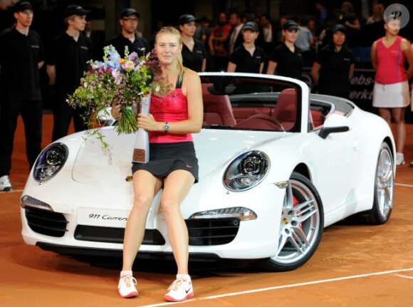 Maria Sharapova pose devant son nouveau bolide le 29 avril 2012 à Stuttgart après sa victoire en finale sur Victoria Azarenka (6-1, 6-4)