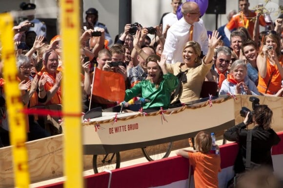 La princesse Maxima et la princesse Annette sont dans un bateau...
Pour le Koninginnedag ("Jour de la reine") 2012, le 30 avril, la famille royale des Pays-Bas s'est rassemblée autour de la reine Beatrix pour célébrer cette grande fête nationale avec la population à Rhenen et Veenendaal, où les jeux traditionnels attendaient les têtes couronnées ! Willem-Alexander et Maxima, Constantijn et Laurentien, ainsi que la princesse Margriet et son époux Pieter van Vollenhoven, Maurits et Marilene, Bernhard et Annette, Floris et Aimee participaient !