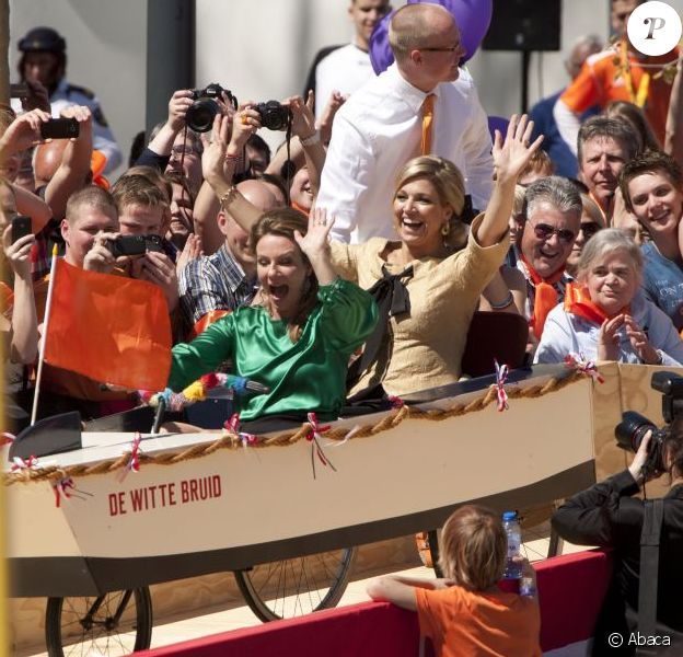 La princesse Maxima et la princesse Annette sont dans un bateau...
Pour le Koninginnedag ("Jour de la reine") 2012, le 30 avril, la famille royale des Pays-Bas s'est rassemblée autour de la reine Beatrix pour célébrer cette grande fête nationale avec la population à Rhenen et Veenendaal, où les jeux traditionnels attendaient les têtes couronnées ! Willem-Alexander et Maxima, Constantijn et Laurentien, ainsi que la princesse Margriet et son époux Pieter van Vollenhoven, Maurits et Marilene, Bernhard et Annette, Floris et Aimee participaient !