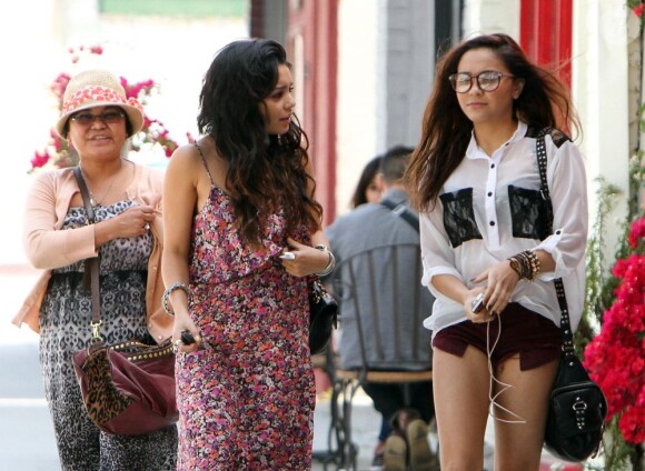 Vanessa Hudgens, accompagnée de sa mère et de sa petite soeur Stella, sort du Sun Cafe où elle ont déjeuné. Studio City, le 30 avril 2012.
