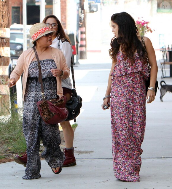 Vanessa Hudgens, accompagnée de sa mère et de sa petite soeur Stella, sort du Sun Cafe où elle ont déjeuné. Studio City, le 30 avril 2012.