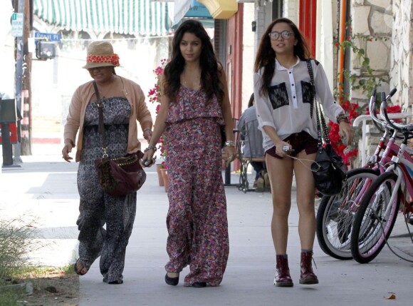 Vanessa Hudgens, entourée de sa mère et de sa petite soeur à Studio City. Le 30 avril 2012.