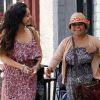 Vanessa Hudgens et sa mère, Gina, se retrouvent et passent du bon temps sous le soleil de Studio City. Le 30 avril 2012.