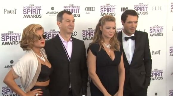 Melody Gardot sur le tapis rouge des Independent Spirit Awards en février 2012, parée de Piaget, avec Philippe Leopold-Metzger, Virginie Efira et Nicolas Bedos.