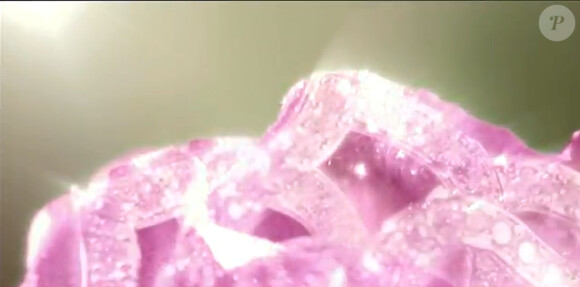 Image du spot Piaget Rose Collection, mis en scène avec la reprise de La Vie en Rose par Melody Gardot