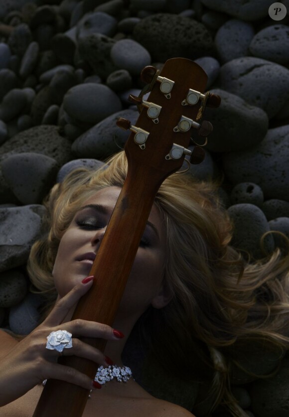 Melody Gardot publiera fin mai 2012 l'album The Absence. Sur l'édition deluxe figurera une reprise de La Vie en Rose, qui accompagne la collection Rose Piaget du joaillier suisse.