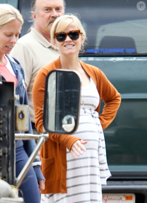 Reese Witherspoon, enceinte, fait le point sur le chantier de sa nouvelle maison de Bel Air, le 2 mai 2012