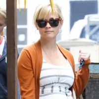 Reese Witherspoon, enceinte, joue les inspectrices des travaux finis