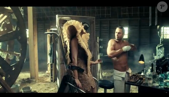 Lady Gaga et un Taylor Kinney dénudé dans le clip Yoü and I, août 2011.