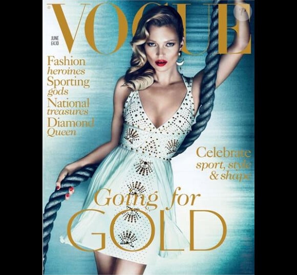 Kate Moss photographiée par Mert & Marcus, habillée d'une robe Versace pour sa 32e couverture du Vogue anglais. Numéro de juin 2012.