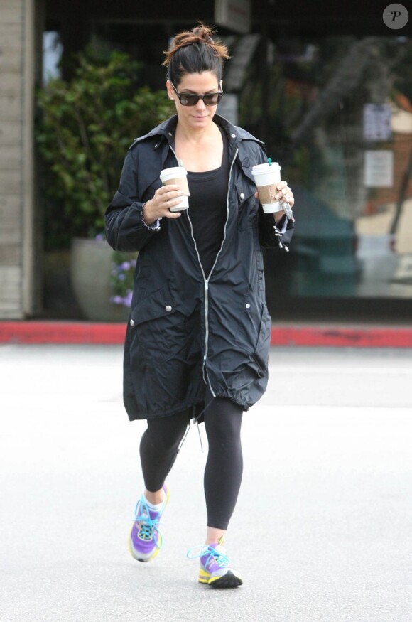Sandra Bullock achète du chocolat pour son fils Louis qu'elle vient d'aller chercher à l'école le 3 mai 2012 à Los Angeles