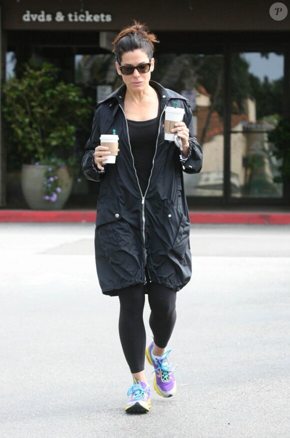 Sandra Bullock achète du chocolat pour son fils Louis qu'elle vient d'aller chercher à l'école le 3 mai 2012 à Los Angeles