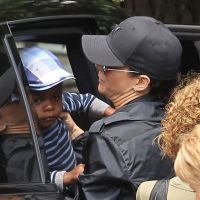 Sandra Bullock bichonne son fils Louis au quotidien