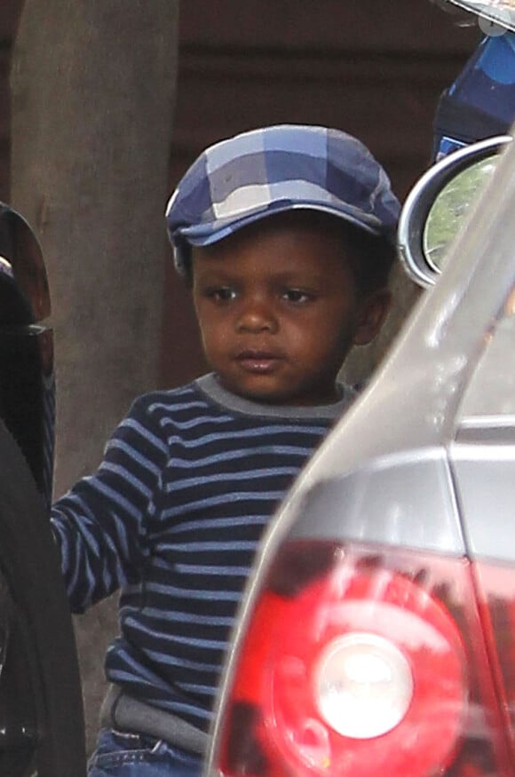 Louis, le fils de Sandra Bullock sort de l'école à Los Angeles le 3 mai 2012