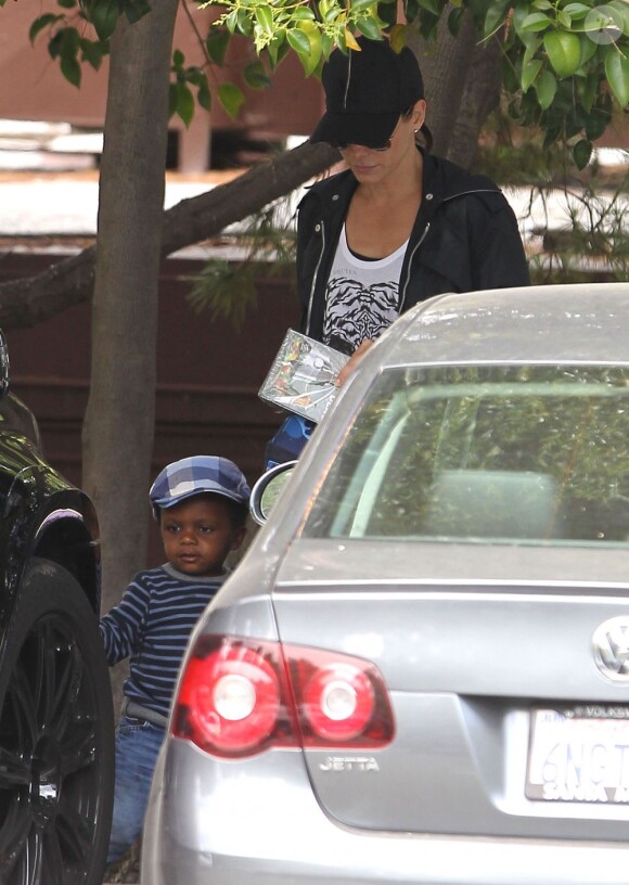 Sandra Bullock et son fils Louis sortent de l'école à Los Angeles le 3 mai 2012