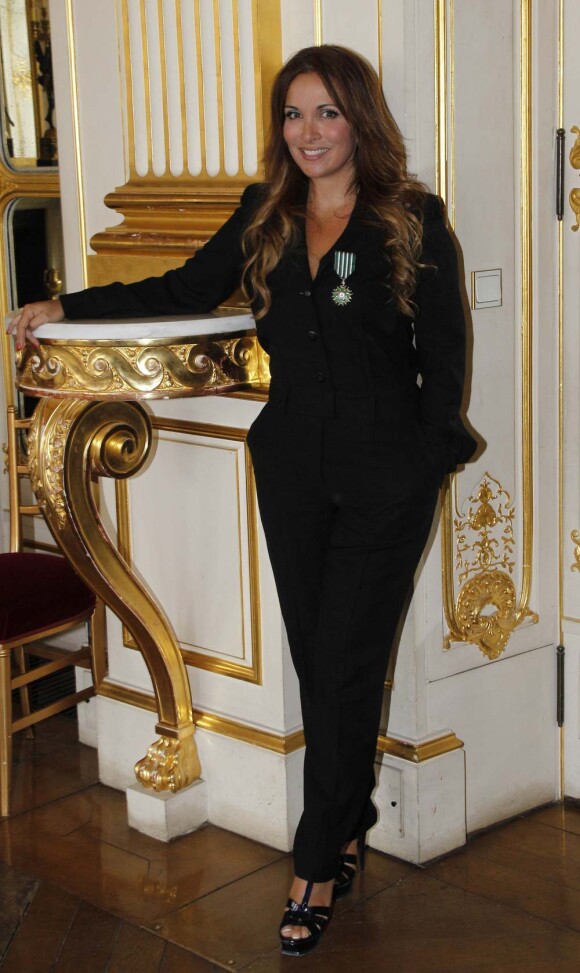 Hélène Ségara décorée par le ministre de la Culture, à Paris, le 4 mai 2012.