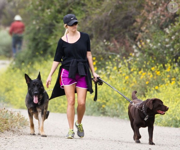 Reese Witherspoon fait un peu d'exercice dans le quartier de Brentwood, à Los Angeles. 4 mai 2012