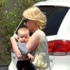 January Jones et son fils se rendent au restaurant, à Los Angeles. Xander porte une couche imprimée "têtes de mort", provenant de la société écolo de Jessica Alba ! Avril 2012