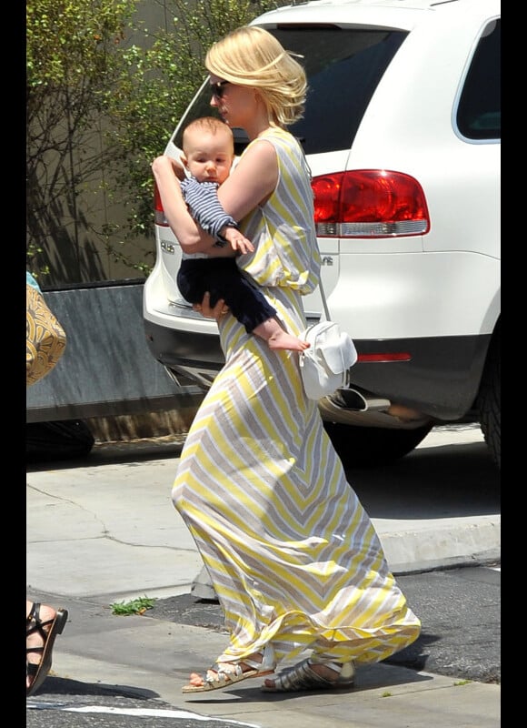 January Jones et son fils se rendent au restaurant, à Los Angeles. Xander porte une couche imprimée "têtes de mort", provenant de la société écolo de Jessica Alba ! Avril 2012