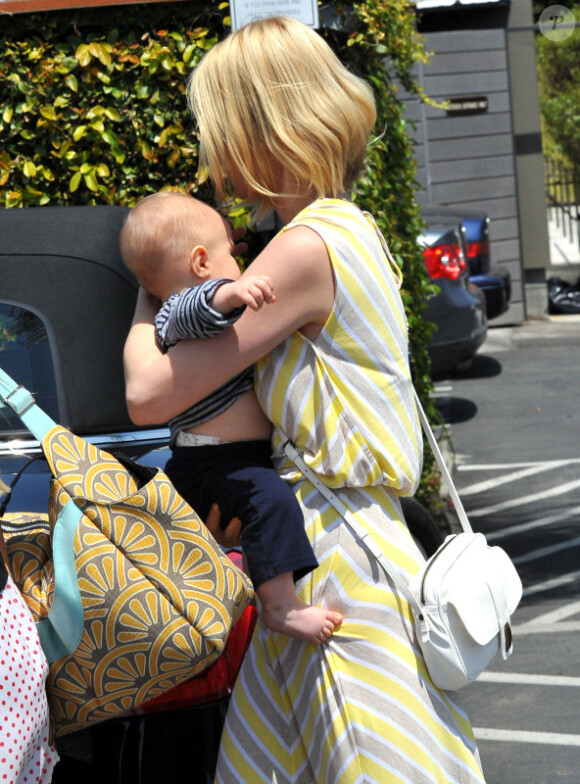January Jones et son fils se rendent au restaurant, à Los Angeles. Xander porte une couche imprimée "têtes de mort", provenant de la société écolo de Jessica Alba ! Avril 2012