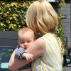 January Jones et son fils se rendent au restaurant, à Los Angeles. Xander porte une couche imprimée "têtes de mort", provenant de la société écolo de Jessica Alba ! Avril 2012