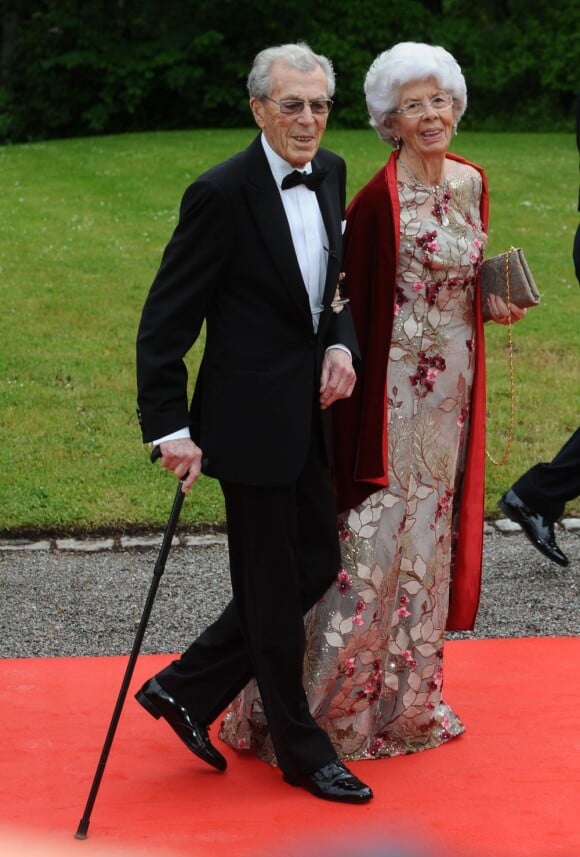 Le comte Carl Johan Bernadotte de Wisborg et sa femme Gunnila le 18 juin 2010 à Stockholm, à la veille du mariage de la princesse Victoria.
Dernier arrière-petit-enfant vivant de la reine Victoria du Royaume-Uni et oncle du roi Carl XVI Gustaf de Suède, il est mort samedi 5 mai 2012 à Ängelholm.