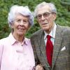Le comte Carl Johan Bernadotte de Wisborg et sa femme la comtesse Gunnila dans leur propriété de Bastad, en Suède, le 8 janvier 2011. Puits de connaissance de la famille royale de Suède, dernier arrière-petit-enfant vivant de la reine Victoria du Royaume-Uni et oncle du roi Carl XVI Gustaf de Suède, il est mort samedi 5 mai 2012 à Ängelholm.