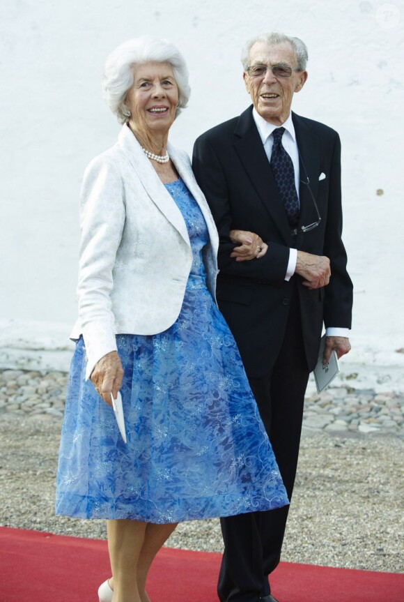 Le comte Carl Johan Bernadotte de Wisborg, ici avec sa femme Gunnila lors du baptême du prince Henrik le 26 juillet 2009, est mort samedi 5 mai 2012 à Ängelholm.