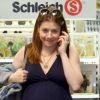 Alyson Hannigan, enceinte, fait des courses avec sa première fille Satyana, le 8 mai 2012 à Los Angeles
