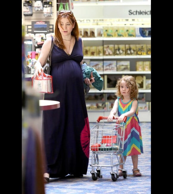 Alyson Hannigan, enceinte, fait des courses avec sa première fille Satyana, le 8 mai 2012 à Los Angeles