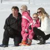 Le prince Friso des Pays-Bas, la princesse Mabel et leurs fillettes les comtesses Luana et Zaria lors de leurs vacances d'hiver à Lech, dans les Alpes autrichiennes, en février 2011. Un an avant l'accident du prince, tombé dans le coma après avoir été pris dans une avalanche.