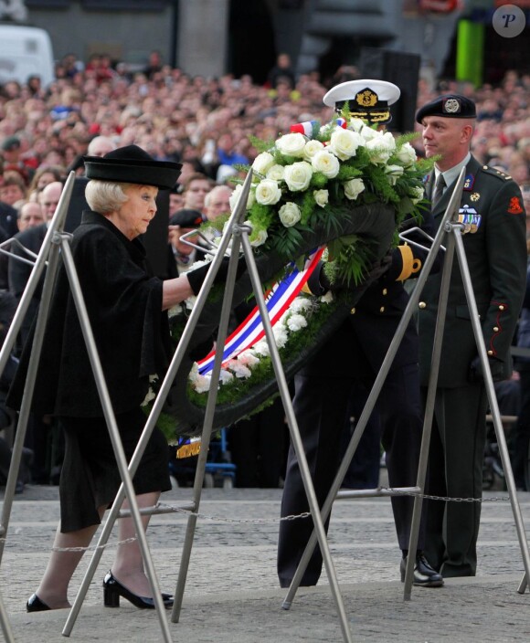 La reine Beatrix, le prince Willem-Alexander et la princesse Maxima des Pays-Bas assistaient le 4 mai 2012 à Amsterdam aux commémorations de la Seconde Guerre mondiale.