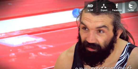 Dans le nouvel épisode de sa série ''Sébastien Chabal teste les Jeux olympiques'', le rugbyman s'attaque à la gymnastique et plus particulièrement aux barres parallèles, spécialité de Yann Cucherat, double champion d'Europe. Impressionnant !