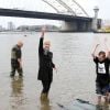 Au pied du Van Brienenoordbrug, la princesse Laurentien des Pays-Bas procédait le 9 mai 2012 au lâcher de trois esturgeons dans la Nouvelle Meuse, à Rotterdam, dans le cadre de la campagne de la WWF de réintroduction de l'espèce, disparue depuis 1953, dans les cours d'eau aux Pays-Bas.