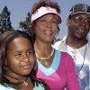 Bobby Brown en compagnie de Whitney Houston et de leur fille Bobbi Kristina au Disneyland d'Anahein en Californie en août 2004.