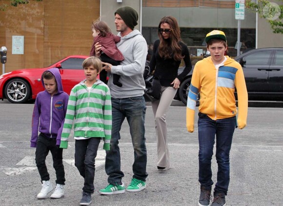 Victoria et David Beckham et leurs quatre enfants à Los Angeles, le 17 mars 2012.