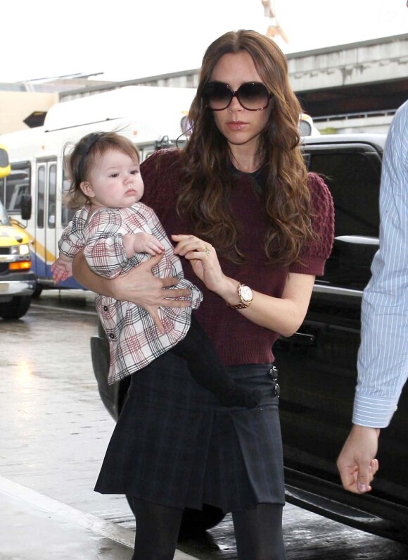 Victoria Beckham et Harper à l'aéroport de Los Angeles direction New York, le 7 février 2012.