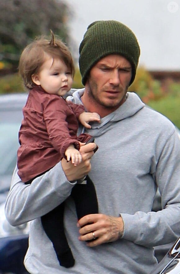 Harper dans les bras de son papa David Beckham à Los Angeles, le 17 mars 2012.