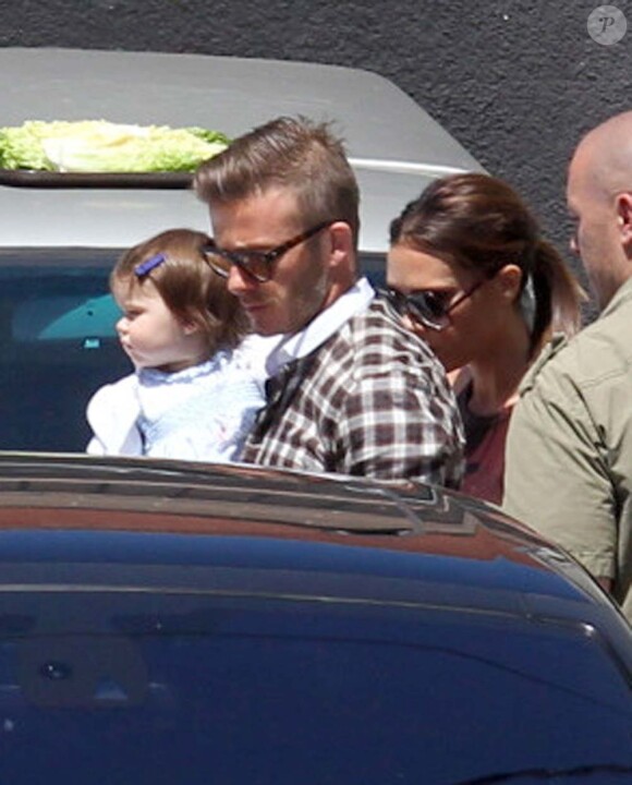 Victoria, David Beckham et Harper à l'aéroport de Los Angeles, le 17 avril 2012.