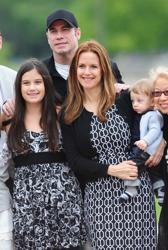 Kelly Preston, John Travolta et leurs enfants à Paris, le 19 juin 2011.