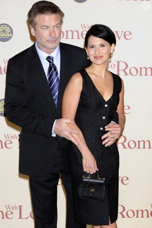 Alec Baldwin et sa fiancée Hilaria Thomas le 13 avril 2012 à Rome