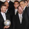 David Beckham offre un ballon dédicacé par toute l'équipe du Galaxy de Los Angeles à Barack Obama le 15 mai 2012 à la Maison Blanche