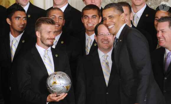 David Beckham offre un ballon dédicacé par toute l'équipe du Galaxy de Los Angeles à Barack Obama le 15 mai 2012 à la Maison Blanche