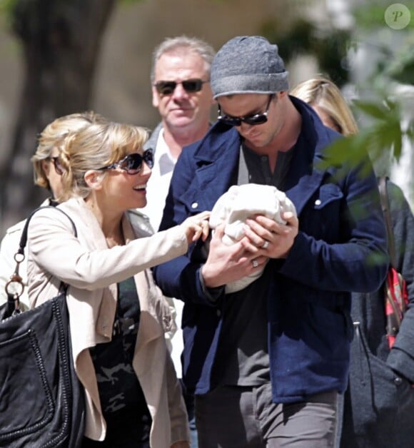 Elsa Pataky et son mari Chris Hemsworth se promènent dans les rues de Londres avec leur petite fille India Rose, née le 11 mai 2012