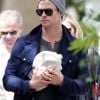 Chris Hemsworth tient dans ses bras sa fille India Rose le 11 mai 2012, à Londres le 16 mai 2012
