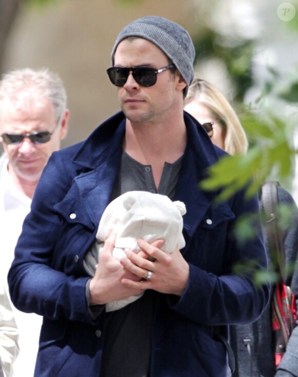 Chris Hemsworth tient dans ses bras sa fille India Rose le 11 mai 2012, à Londres le 16 mai 2012
