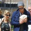 Très protecteurs, Elsa Pataky et son mari Chris Hemsworth se promènent dans les rues de Londres avec leur petite fille India Rose, née le 11 mai 2012